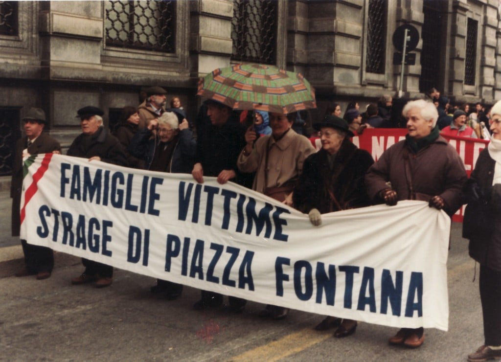 Milano - 12 dicembre 2001 - apertura corteo - Piazza della Scala