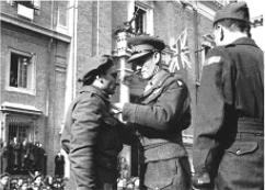 Gen. McCreery appunta la Medaglia d'Oro a Boldrini - 4-2-1945