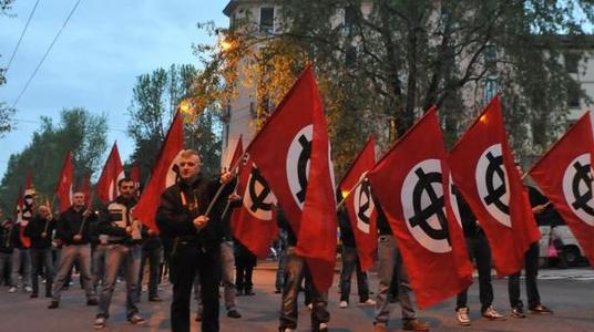 Manifestazione con le croci celtiche, lugubri simboli del neofascismo (Foto da http://anpigenovapra.blogspot.it/2014_05_01_archive.html )