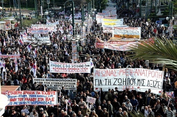 2011: una grande manifestazione di protesta in Grecia. Da http://greenreport.it/_archivio2011/index.php?page=default&id=18402