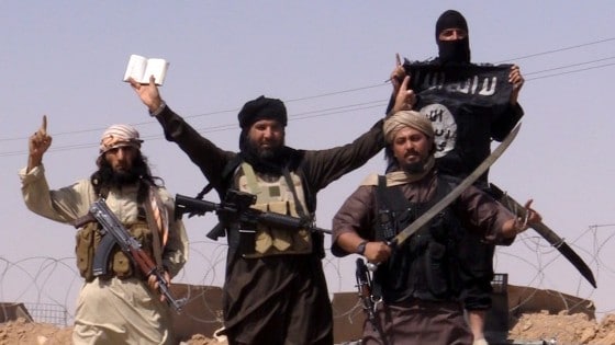 Miliziani dell’Isis (Da http://www.repubblica.it/esteri/2014/10/02/news/raid_non_fermano_is_avanzata_siria_e_iraq-97146896/)