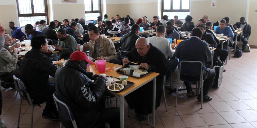 Una mensa della Caritas. (Da http://www.lavocedeltempo.it/Sociale/Rapporto-Caritas-2015-due-milioni-in-piu-di-veri-poveri-Italia-spaventata)