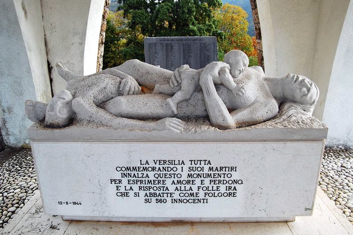 Il monumento a ricordo del massacro di Sant’Anna di Stazzema