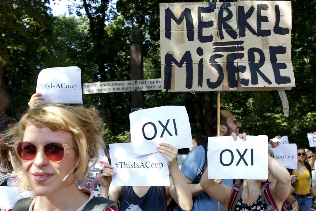 Protesta a Berlino nel luglio 2015 a sostegno del referendum indetto da Tsipras in Grecia. Da http://www.avvenire.it/Economia/Pagine/merkel-grecia-voto.aspx