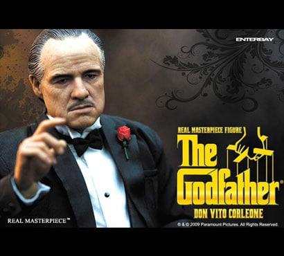 La locandina de “Il Padrino” (1972) , primo della trilogia, regista Francis Ford Coppola, con Marlon Brando, Al Pacino, James Caan, John Cazale, Talia Shire,Robert Duvall, Diane Keaton. Da http://www.cineblog.it/galleria/il-padrino-foto-action-figure-di-marlon-brando