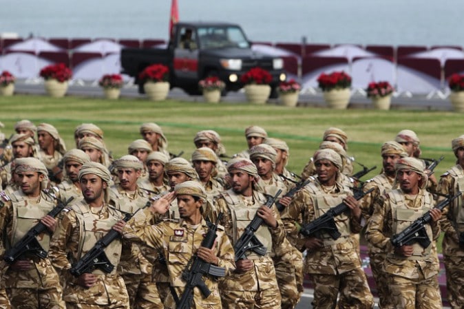 Militari del Qatar durante una parata a Doha, capitale del Qatar. L’esercito del Qatar è intervenuto in Yemen e in Libia e minaccia di intervenire in Siria (da Reuters, http://www.wallstreetitalia.com/article/1831088/terrorismo/isis-si-allea-con-al-qaida-in-siria-qatar-minaccia-di-intervenire.aspx)