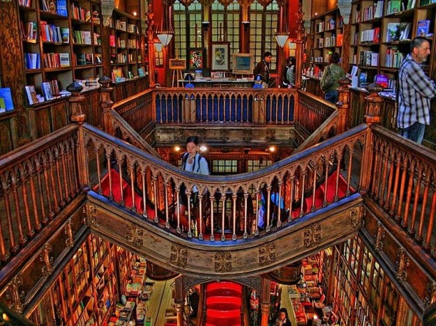 A Porto, una libreria unica al mondo: la Livraria Lello. Da http://viaggi.nanopress.it/fotogallery/librerie-storiche-per-viaggiatori_5433_9.html