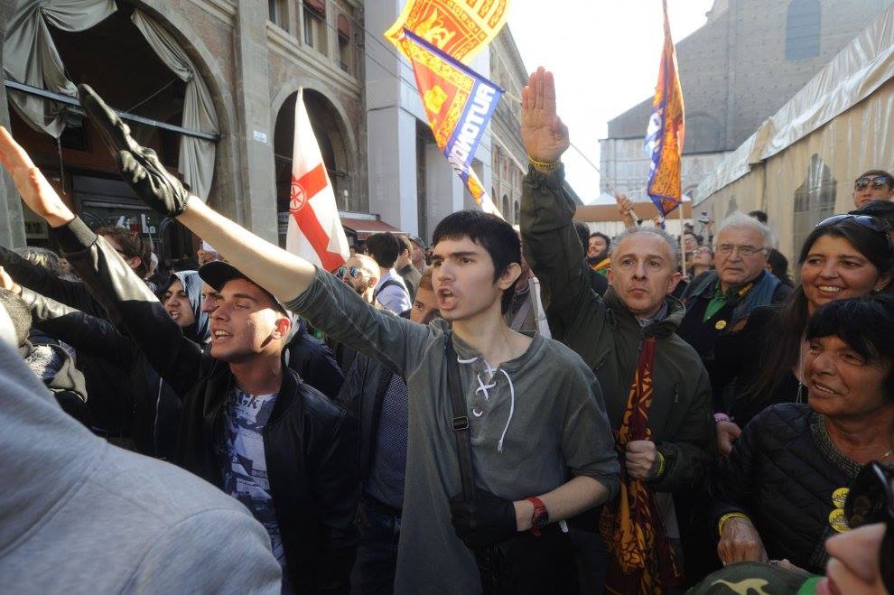 Saluti romani alla manifestazione di Lega-Forza Italia e Fratellid'Italia (da un post di Facebook)