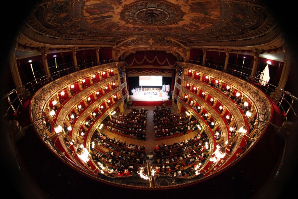 Una suggestiva panoramica del Teatro Carignano durante il convegno