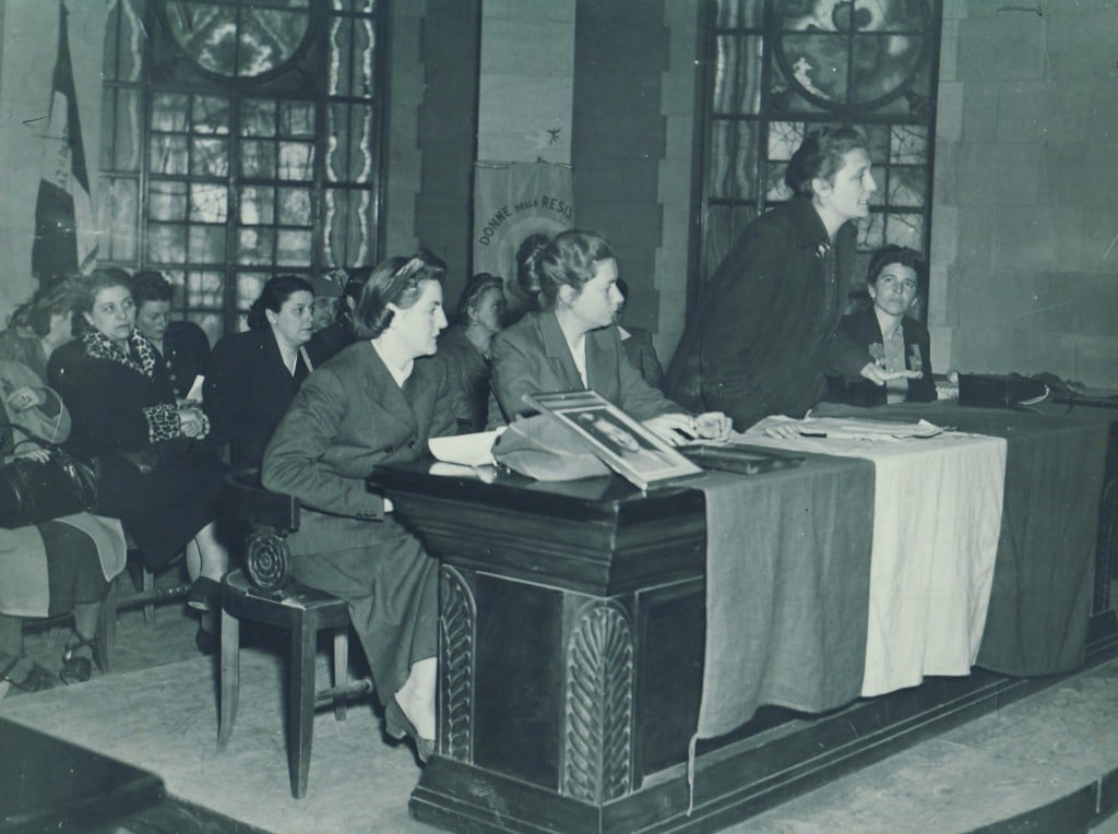 Da sinistra: Joyce Lussu, Carla Capponi e, in piedi, Gisella Floreanini a un convegno di donne della Resistenza (Roma 23-24 marzo 1950)