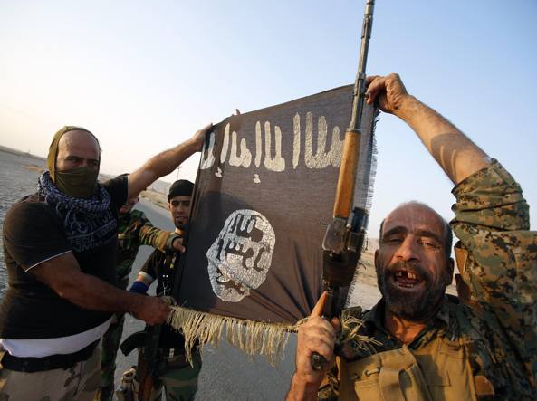 Miliziani dell’Isis (foto AP da http://www.corriere.it/esteri/15_gennaio_26/isis-nuovo-messaggio-portavoce-jihadisti-europa-colpite-ovunque-5730a636-a56a-11e4-a533-e296b60b914a.shtml)