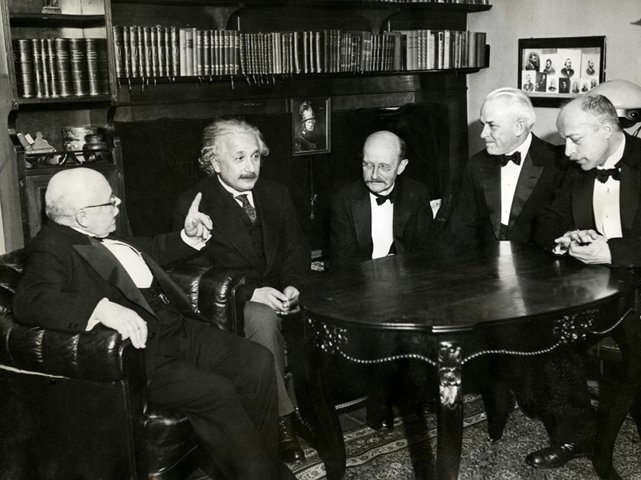 Nella foto da sinistra a destra: gli scienziati Nernst, Einstein, Planck, Millikan, Laue nel 1931 (da http://www.dissensiediscordanze.it/fisica-ariana-e-fisica-giudaica/)