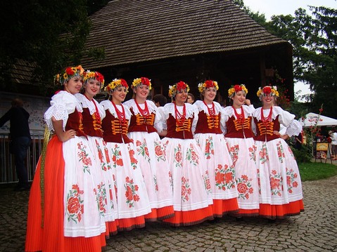 Ragazze polacche in abiti tradizionali