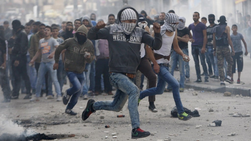 Scene dalla terza intifada (da http://www.agi.it/estero/notizie/hamas-lancia-la-terza-intifada-liberiamo-gerusalemme)