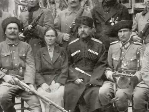 Da un video realizzato dalla classe 3G della scuola Secondaria "G.F da Tolmezzo" di Tolmezzo (UD) - Anno scolastico 2012/13. La foto è scattata a Cavazzo (Udine) nel 1944. Al centro un capo Atamano, forse con sua moglie, circondato da altri militari cosacchi. (da https://www.youtube.com/watch?v=z4Mf1tGQeig)