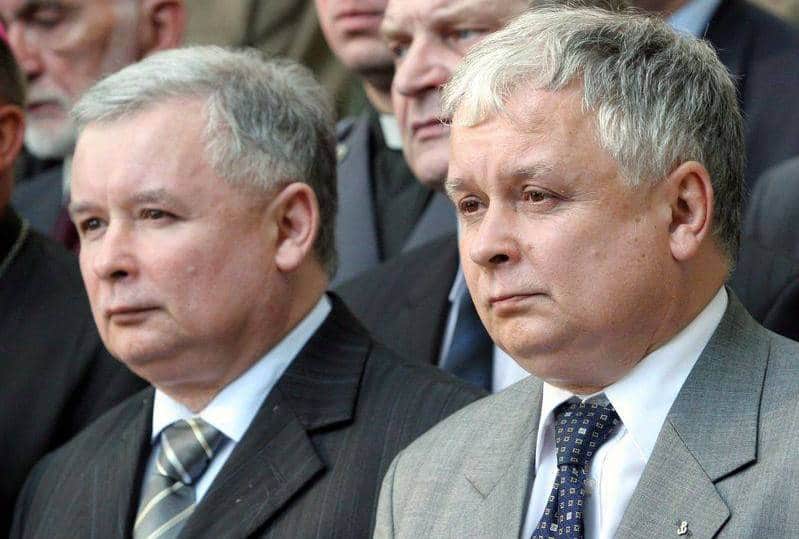 I gemelli Lech e Jarosław Kaczyński, fondatori del Partito della legge e della giustizia. Lech, allora Presidente della Repubblica, è morto nell’incidente aereo di Smolensk nell’aprile 2010 (da http://www.remocontro.it/2015/05/25/polonia-ultra-destra-leredita-populista-dei-gemelli-kaczynski/)