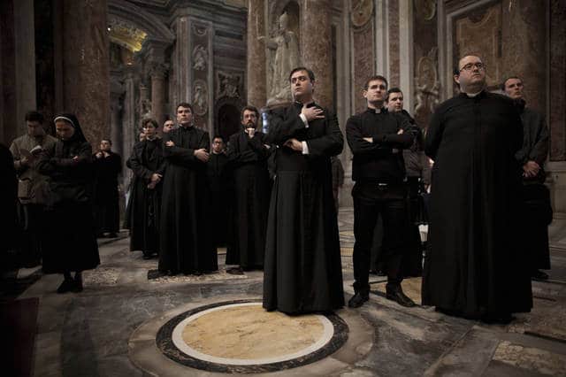 Sacerdoti cattolici durante la Messa