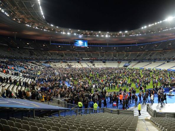 Una drammatica immagine dello Stade de France nelle concitate ore degli attacchi terroristici (da La Press in http://www.corriere.it/esteri/15_novembre_14/parigi-attacchi-kamikaze-stade-de-france-francia-germania-almeno-30-morti-stadio-bloccato-71e3f400-8a5d-11e5-8726-be49d6f99914.shtml)