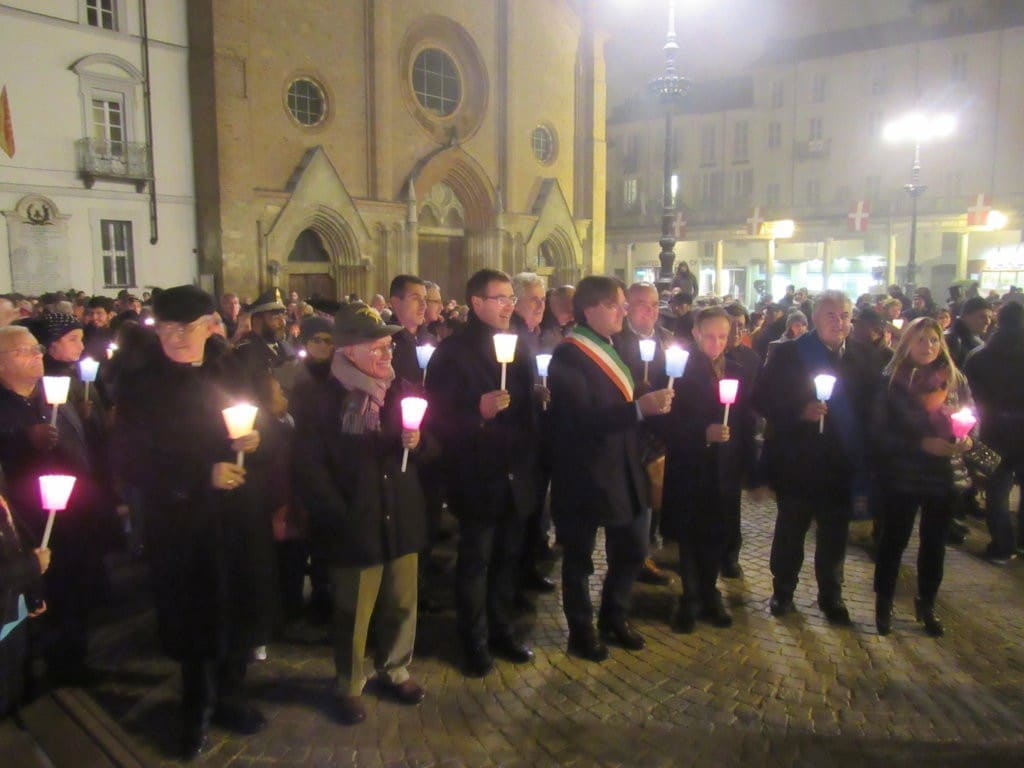 Asti, la fiaccolata per Parigi