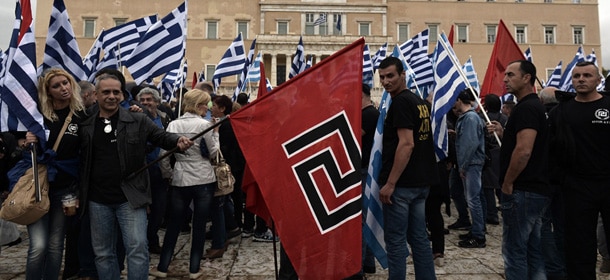 Grecia: militanti neonazisti di Alba Dorata (da http://www.ilpost.it/wp-content/uploads/2014/06/Alba-Dorata.jpg)