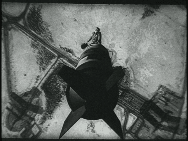Un fotogramma dal film “Il dottor Stranamore”, regia di Stanley Kubrick, 1963, con Peter Sellers (da https://upload.wikimedia.org/wikipedia/commons/f/fd/Dr._Strangelove_-_Riding_the_Bomb.png)