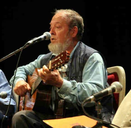 L’autore Fausto Amodei (da http://www.ilminuto.info/2011/07/musica-a-oristano-incontro-con-fausto-amodei-%E2%80%9Cchansonnier-di-protesta%E2%80%9D/)