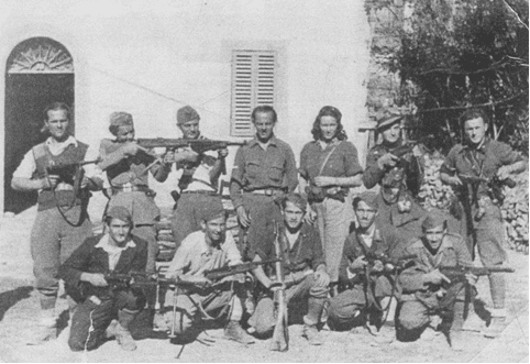 Partigiani del comandante della Brigata Antonio Gramsci Svetozar Lakovic "Toso" schierati (fonte: fototeca ISUC)