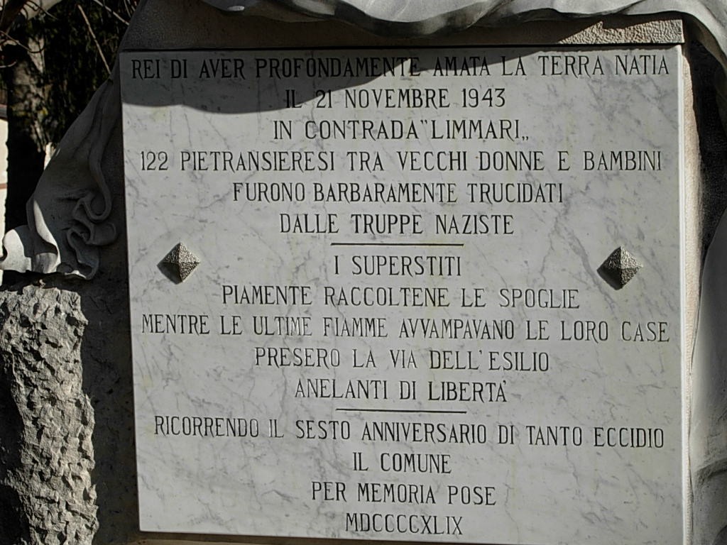 La lapide a Pietransieri, frazione di Roccaraso, a ricordo dell’eccidio