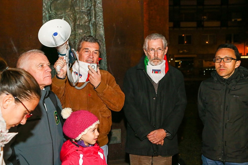 Bolzano-2: Parlano i rappresentanti dell’ANPI (foto da : Fotoservizio: Kemenater - http://altoadige.gelocal.it/bolzano/foto-e-video/2015/11/14/fotogalleria/bolzano-candele-e-commozione-alla-manifestazione-per-le-vittime-della-strada-di-parigi-1.12445503#8 )