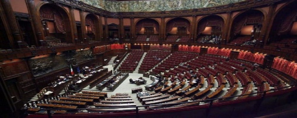 L’Aula della Camera dei Deputati (da http://www.verdieuropei.it/wp-content/uploads/2014/05/camera-dei-deputati-diretta-tv.jpg)