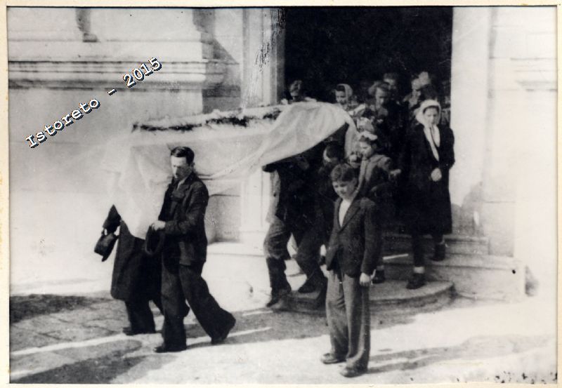 Nella foto del marzo 1944: a Sale Castelnuovo Nigra (Torino)i funerali dei Caduti Partigiani Livio Colzani, Medaglia d'Argento al V.M., e Flavio Berone, Medaglia di Bronzo V.M. della IIIª Brigata Matteotti, fucilati dai nazifascisti il 6 marzo 1944. La lapide in ricordo dei militi Rsi è stata posta nei pressi di quella in memoria di Livio Colzani. Fonte: Istoreto (da http://www.metarchivi.it/dett_documento.asp?id=3498&tipo=FASCICOLI_DOCUMENTI)