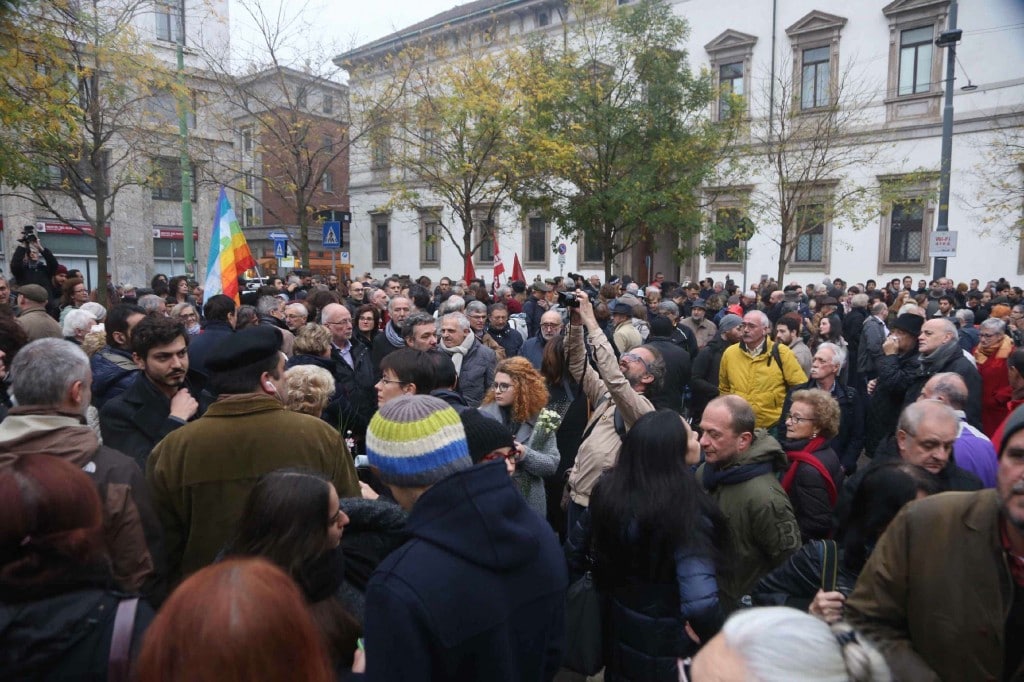 Milano. L’ANPI con istituzioni, associazioni e cittadini hanno scelto Piazza Fontana per manifestare cordoglio e solidarietà a Parigi