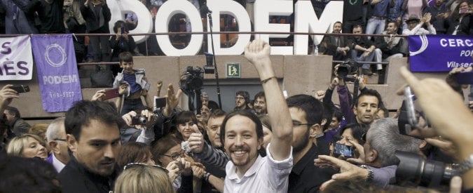 Dopo le elezioni. In primo piano Iglesias, leader di Podemos (da http://st.ilfattoquotidiano.it/wp-content/uploads/2014/12/podemos-iglesias-675.jpg)
