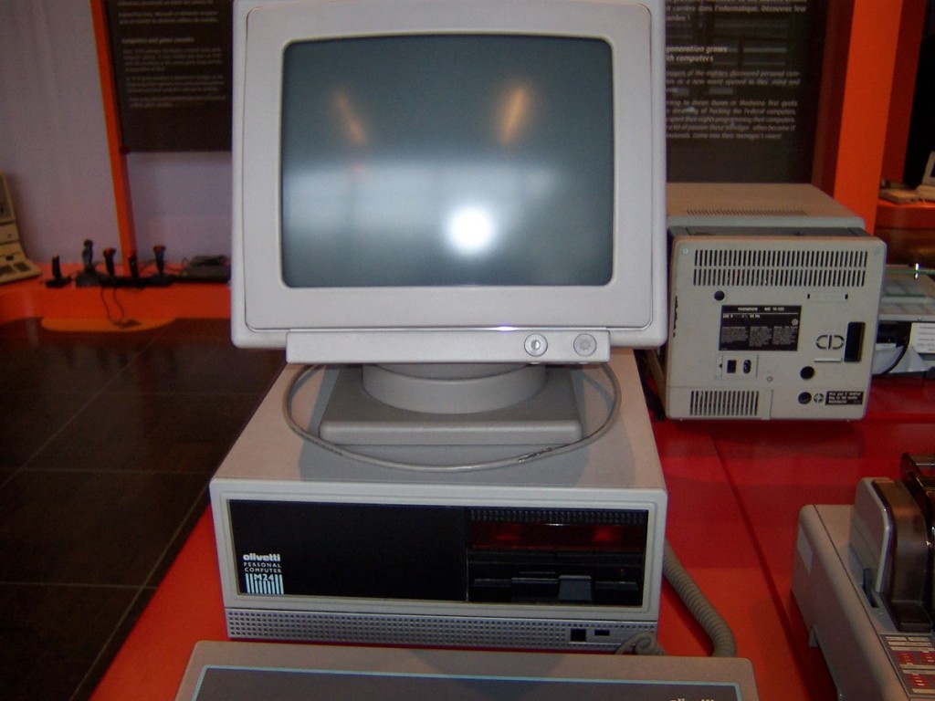 Il personal computer M24 (da https://it.wikipedia.org/wiki/Olivetti_M24#/media/File:Olivetti_M24_by_Moehre1992.jpg)