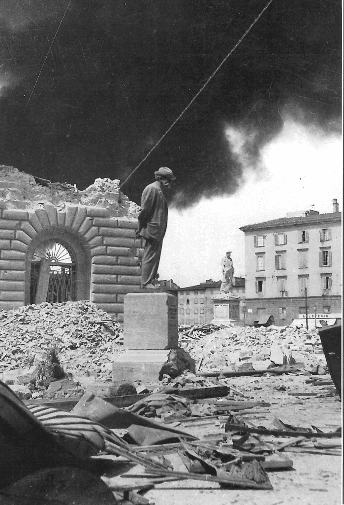 la statua di Fattori "guarda" piazza della Repubblica distrutta dalle bombe