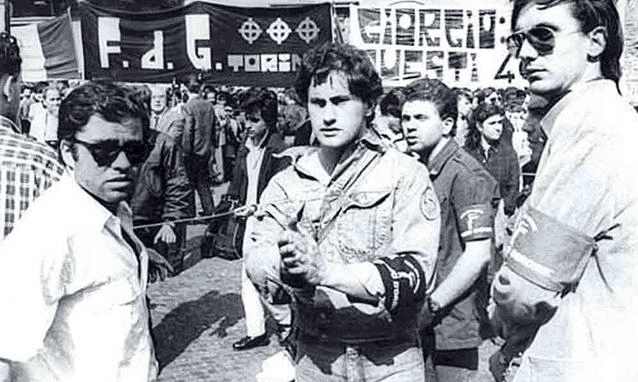 Gianni Alemanno alla fine degli anni 80, quando era segretario del Fdg, organizzazione giovanile del Msi (da https://it.wikipedia.org/wiki/Fronte_della_Giovent%C3%B9_%28MSI%29#/media/File:Gianni_Alemanno_FdG.png)