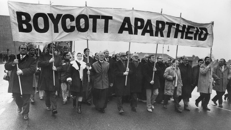 Una manifestazione antiapartheid (da http://sp.imgci.com/PICTURES/CMS/25100/25160.jpg)