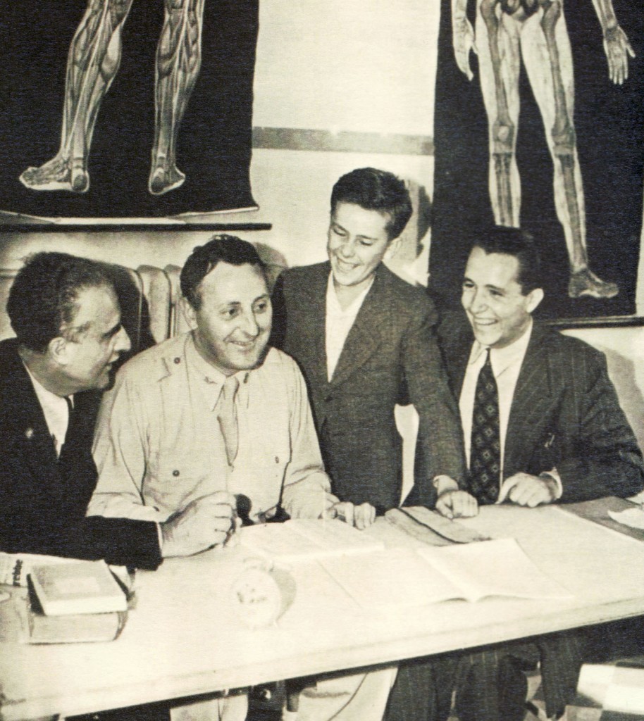 14 agosto 1945: il sindaco di Milano, Antonio Greppi, e il rappresentante del governo militare alleato, colonnello Charles Poletti, presenziano all'inaugurazione ufficiale del Convitto. Accanto a loro il più giovane convittore - "Farfallino" Zanè - e uno dei fondatori del Convitto, Angelo Peroni