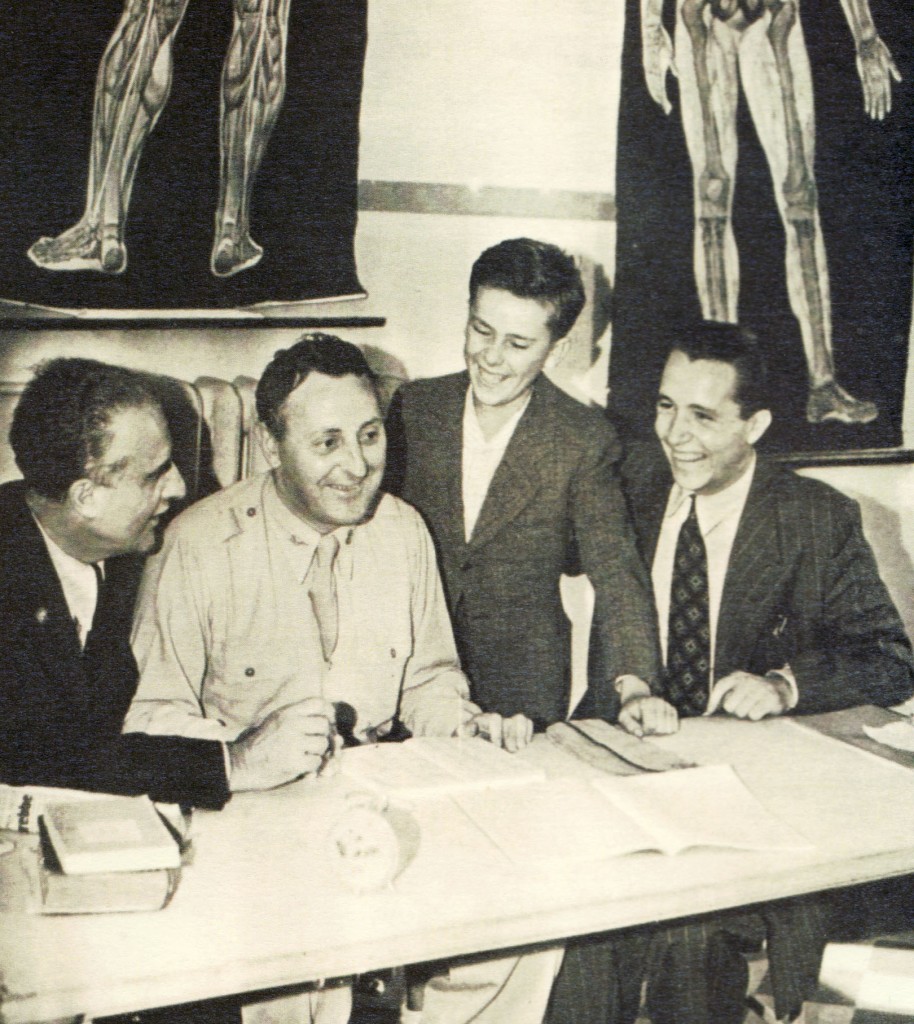 14 agosto 1945: il sindaco di Milano, Antonio Greppi, e il rappresentante del governo militare alleato, colonnello Charles Poletti, presenziano all'inaugurazione ufficiale del Convitto. Accanto a loro il più giovane convittore - "Farfallino" Zanè - e uno dei fondatori del Convitto, Angelo Peroni 