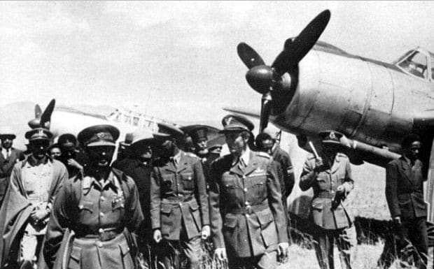 L’imperatore Haile Selassie e il conte von Rosen ispezionano alcuni SAAB B17 venduti dalla Svezia nel secondo dopoguerra