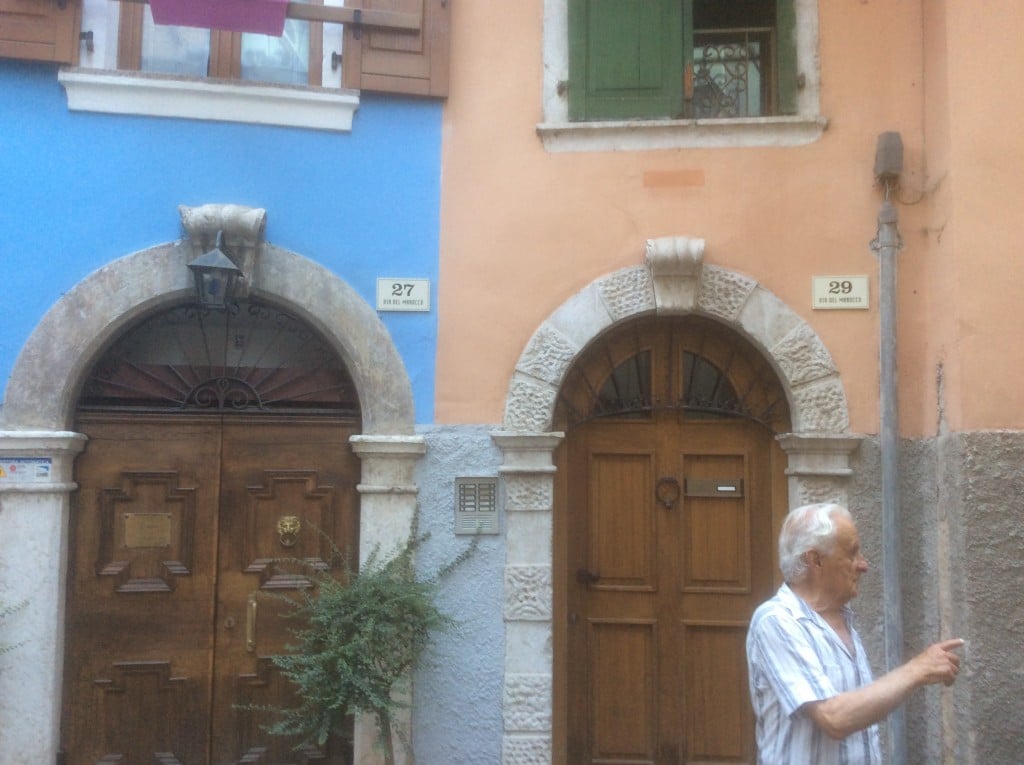 Valerio Tosi in piazzetta Marocco, teatro di feroci scontri durante la battaglia di Riva