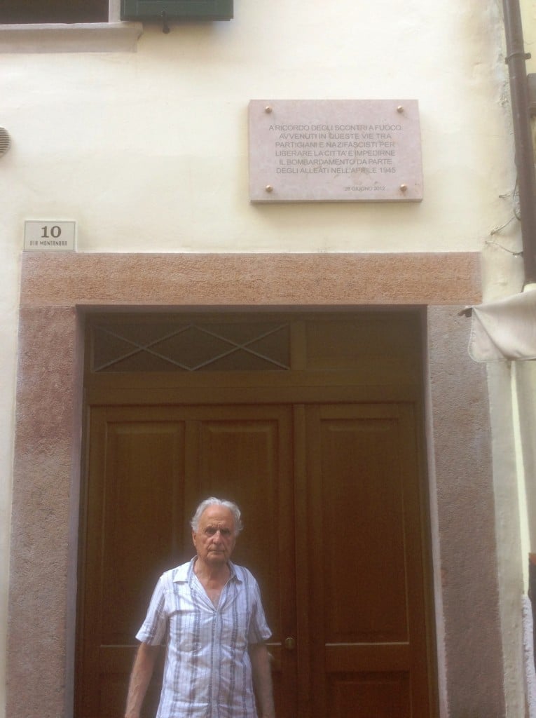 Valerio Tosi di fronte ad una lapide commemorativa dei caduti partigiani nella battaglia di Riva