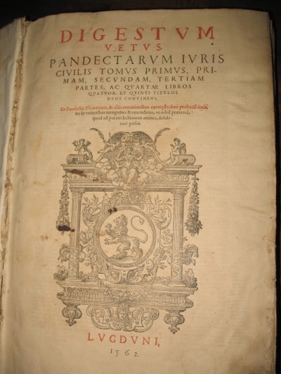 L’antica compilazione di testi di giuristi romani realizzata su incarico dell'imperatore Giustiniano I e promulgata nel 533 col nome di “Digesto” o “Pandette” (da http://www.festivaldelmedioevo.it/portal/wp-content/uploads/2015/12/Digestum-pandette-fiorentine-e1450217881283.jpg)