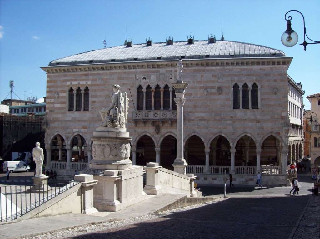 Piazza Libertà, Loggia del Lionello