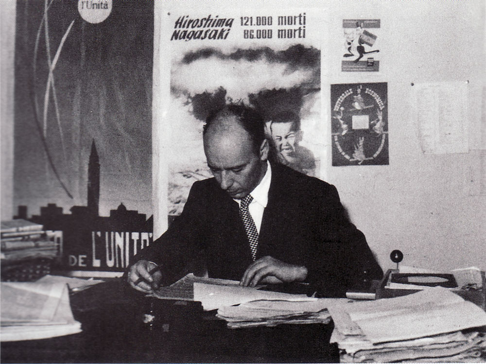 Gian Carlo Pajetta al lavoro nella commissione Stampa e Propaganda del Pci nei primi anni 50