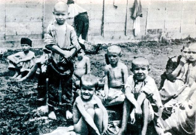 Un’immagine dal campo d’internamento italiano per civili sloveni e croati ad Arbe, caratterizzato dall’altissimo tasso di mortalità fra gli internati (da https://upload.wikimedia.org/wikipedia/commons/9/91/Inmate_children_at_the_Rab_concenctration_camp.jpg)