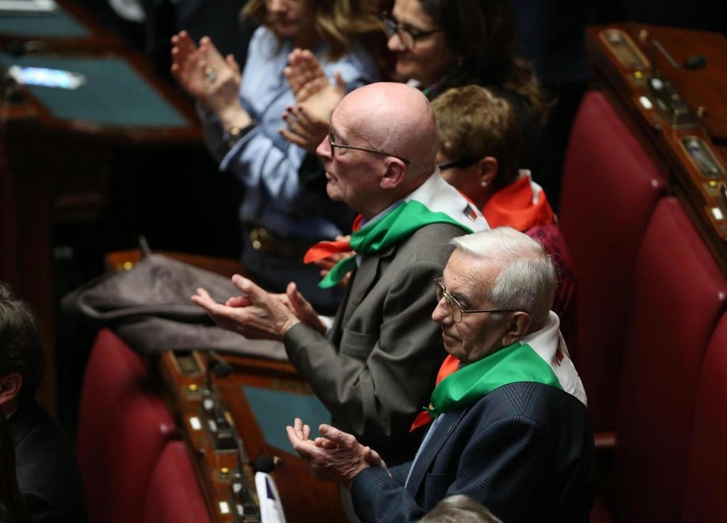 Un momento dell’assemblea alla Camera del 16 aprile 2015 con i partigiani. In quella circostanza la presidente della Camera Laura Boldrini affermo: “Oggi, voi partigiani, siete qui non come ospiti ma come padroni di casa” (da http://images2.corriereobjects.it/methode_image/2015/04/16/Politica/Foto%20Gallery/a99a2a91b3e418b12fd572e5536c3fee.jpg)