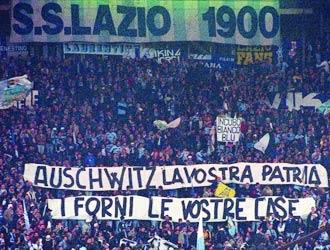 Una delle tante manifestazioni di neofascismo razzista allo stadio (da http://crampisportivi.altervista.org/wp-content/uploads/2014/05/striscionelazio.jpg)