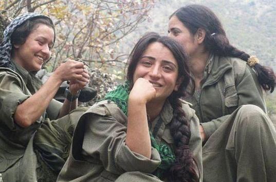 Le combattenti curde di Kobane (da http://www.brogi.info/wp-content/uploads/2015/01/Curde-9.jpg)