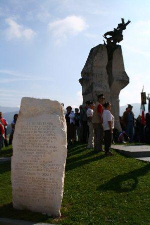 Monumento ai Caduti della Divisione Nino Nannetti in Pian Cansiglio durante la Manifestazione del 2011